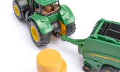 John Deere Traktor mit Ballenpresse