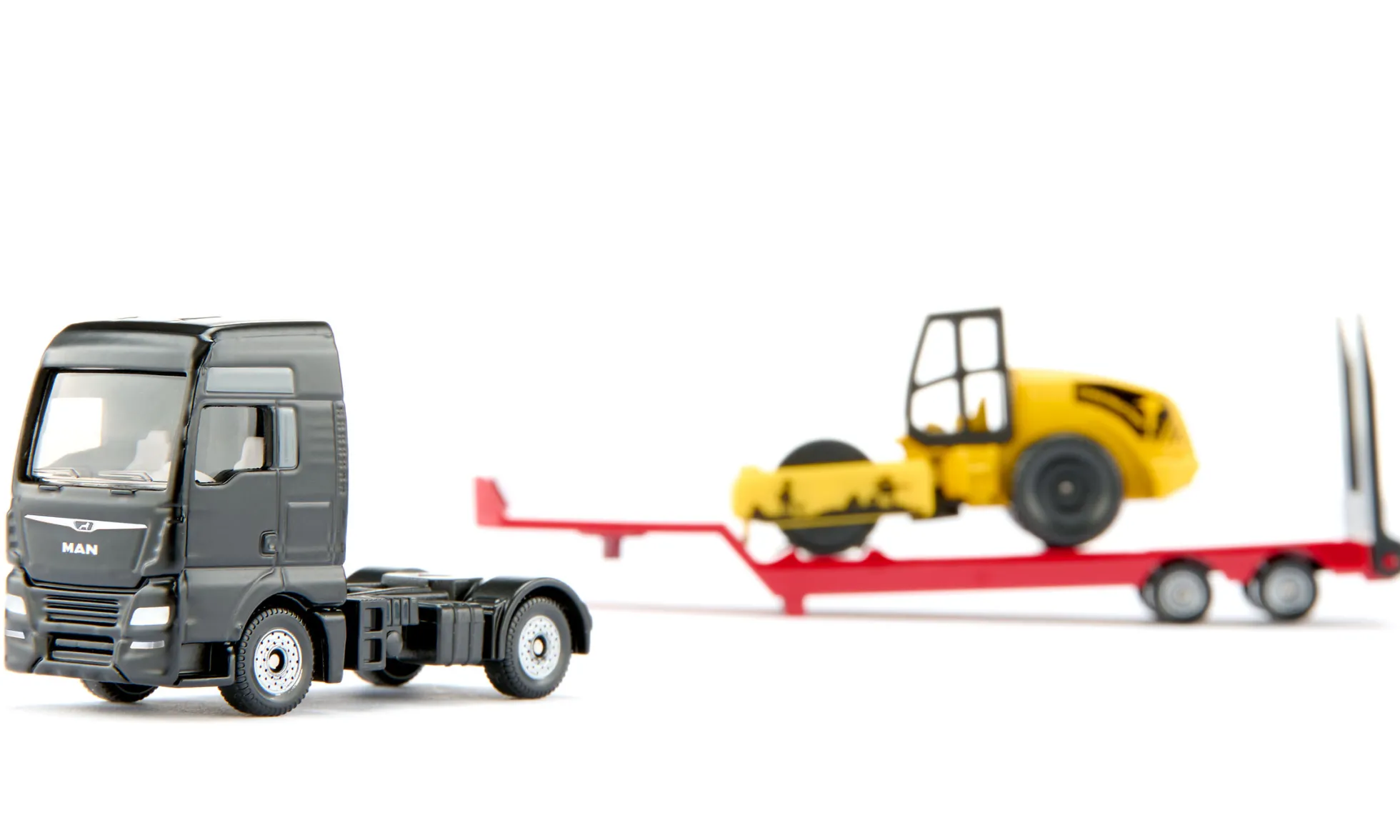 MAN Lkw mit Straßenwalze